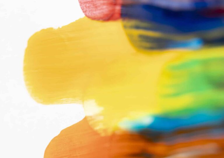 Des traits de peinture colorés sur fond blanc